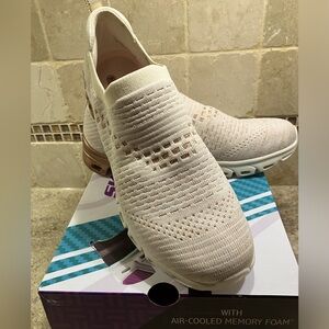 Sketchers machine washable slip in walking sneakers